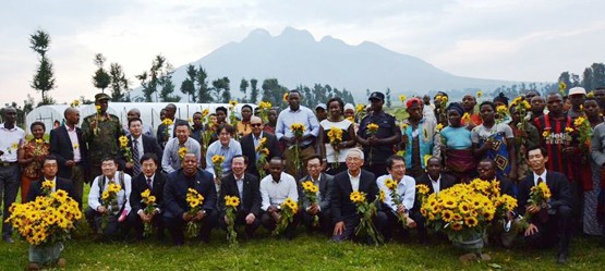 Rwandan farmers with Toyota employees
