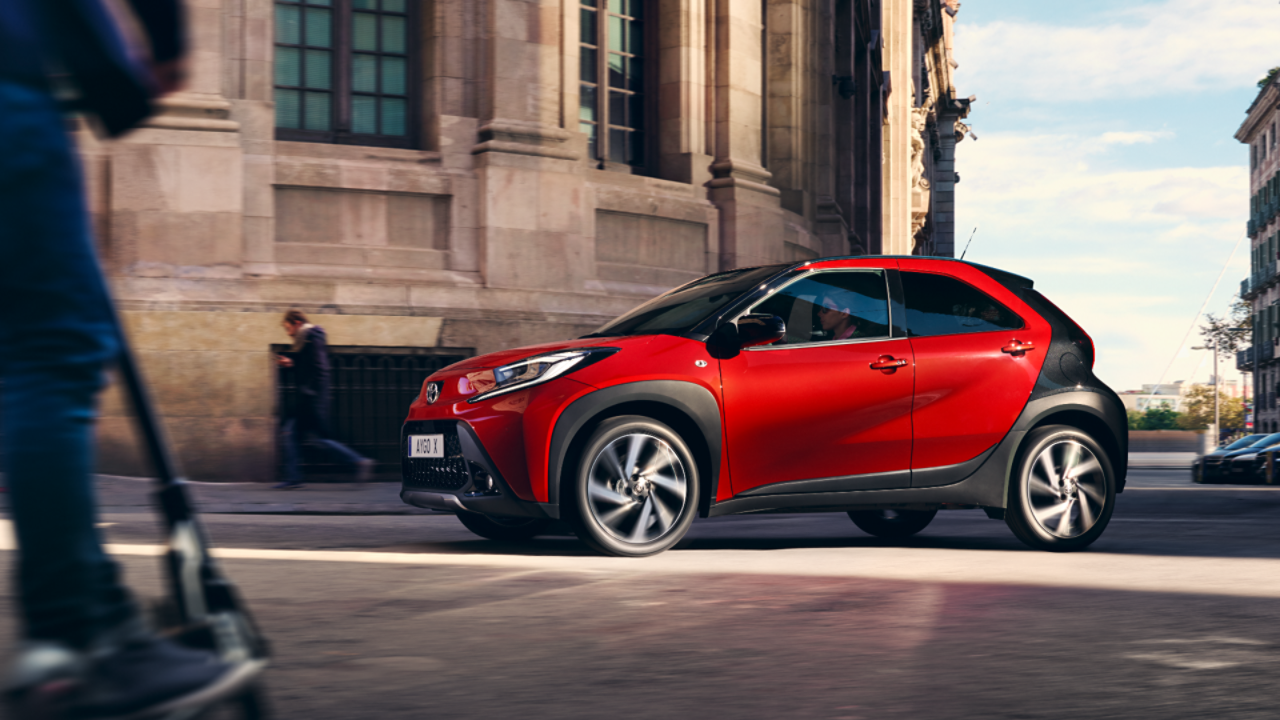 aygo-x-red-scooter-1920x1080-1