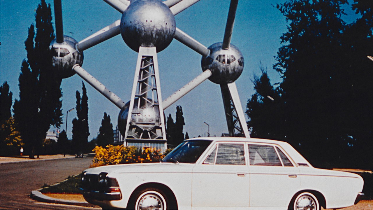 Toyota Crown in front of the Atomium 