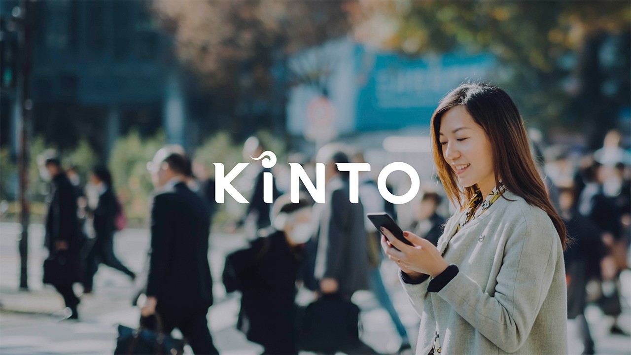 Woman looking at Kinto app on cell phone